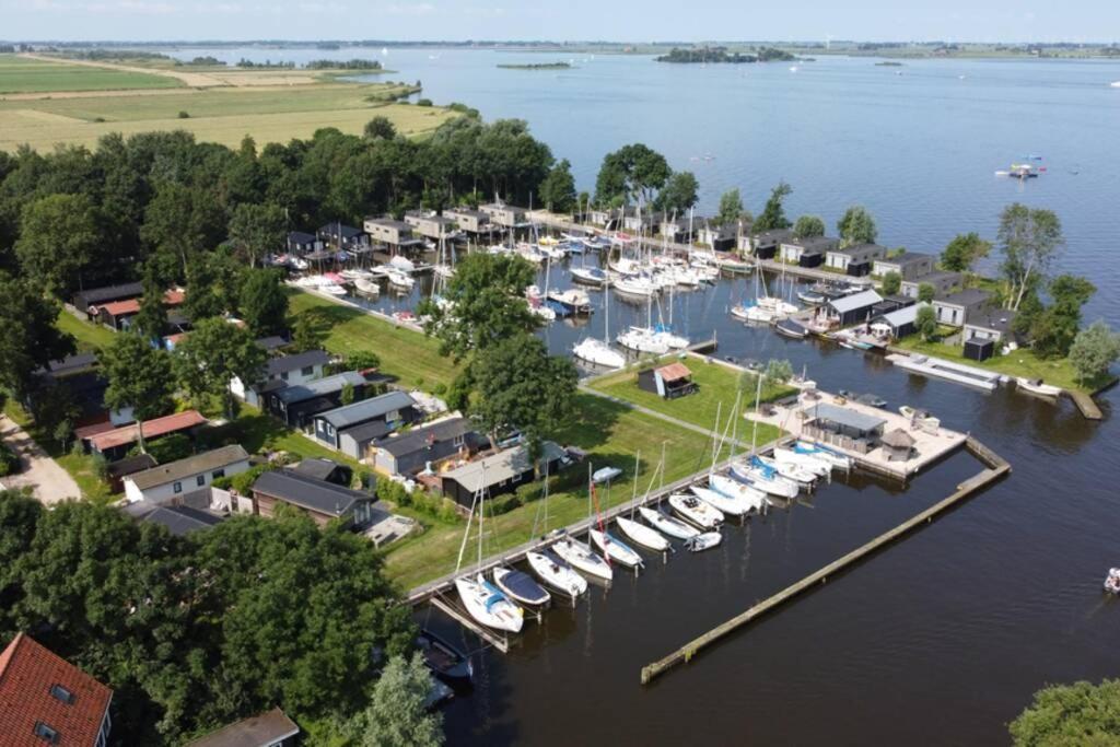 Modern Tiny House Op Rustig Watersportpark Villa Elahuizen Kültér fotó